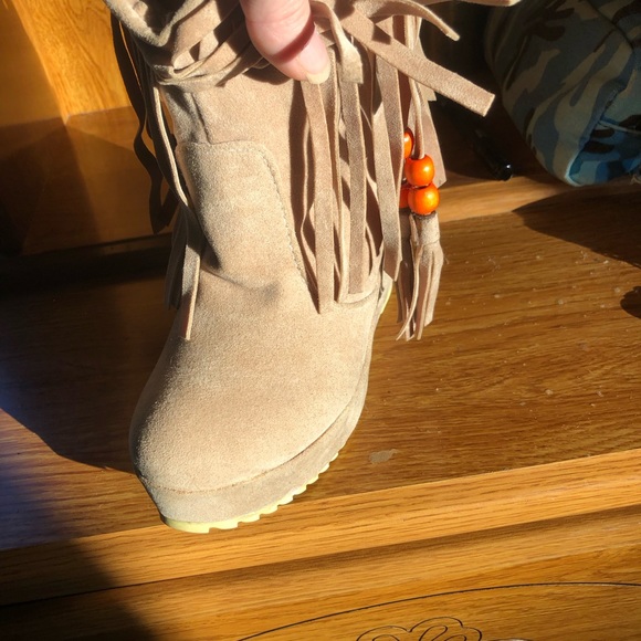 UNBRAND | Cute beige with cream faux Sherpa inside |9,5" high 4,5" heel | 5 - Picture 4 of 12